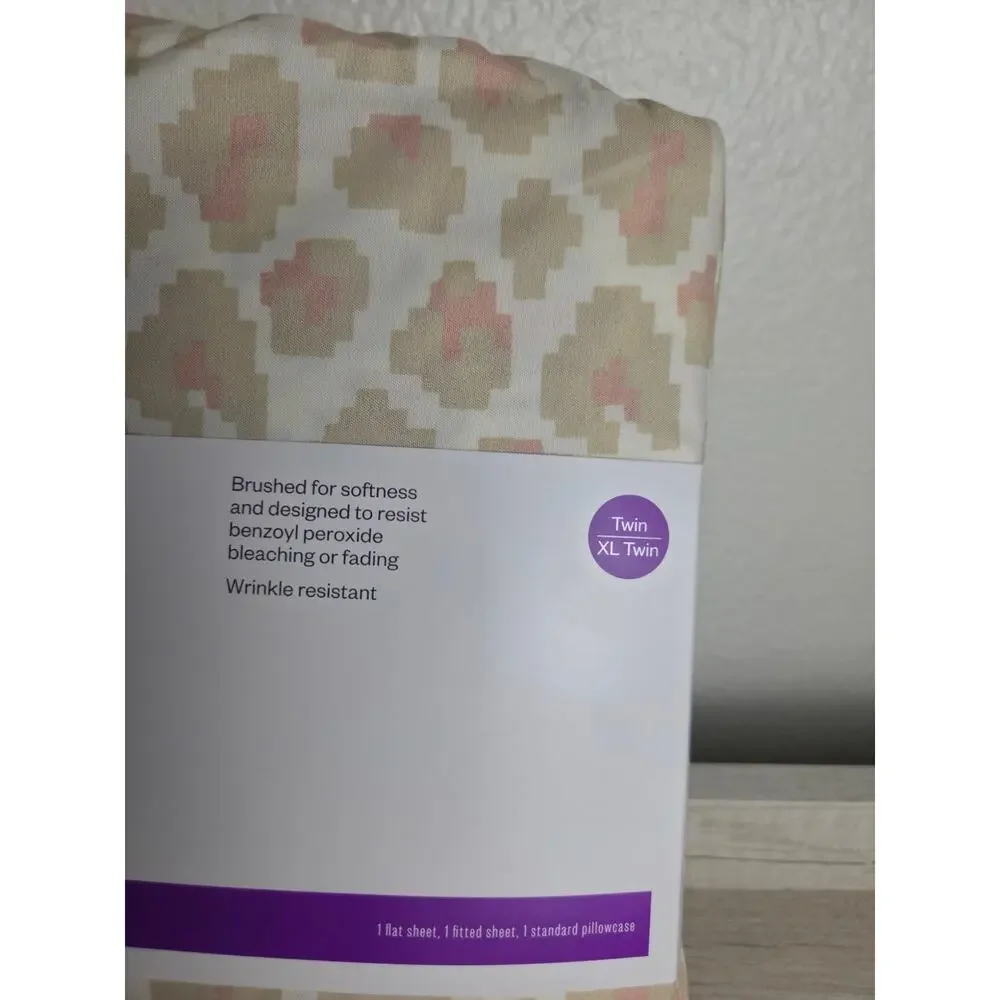 Room Essentials Microfiber Sheet Set‎ Twin/ XL Cream & Pink NWT